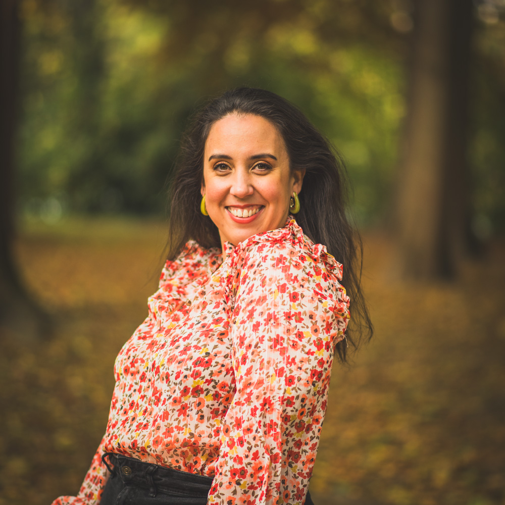 alt="Yamile, conseillère en image spécialisée en colorimétrie et visagisme à Paris et à Maisons-Alfort"